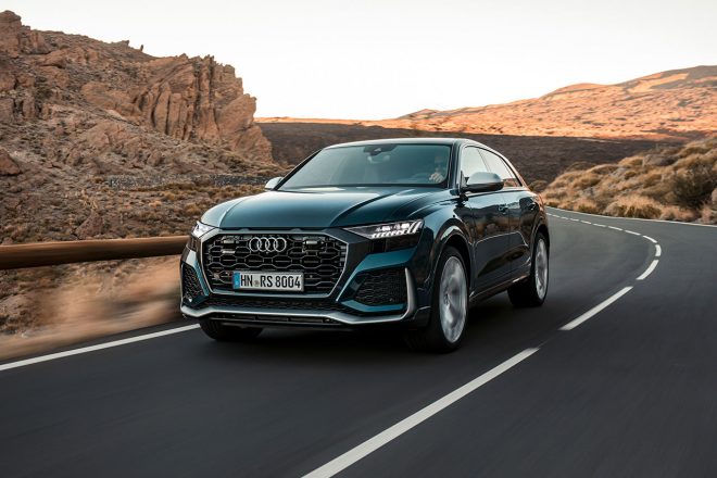 アウディRS Q8。スタイリッシュなSUVクーペとして人気の高いQ8のRSバージョン。ホイールは大径23インチアルミホイールが奢られる