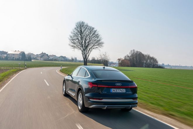 アウディ e-tron Sportcback。前後輪を電気モーターで駆動し、405kmの航続距離を誇る電動SUV。2020-2021日本カー・オブ・ザ・イヤー『テクノロジー・カー・オブ・ザ・イヤー』を受賞した