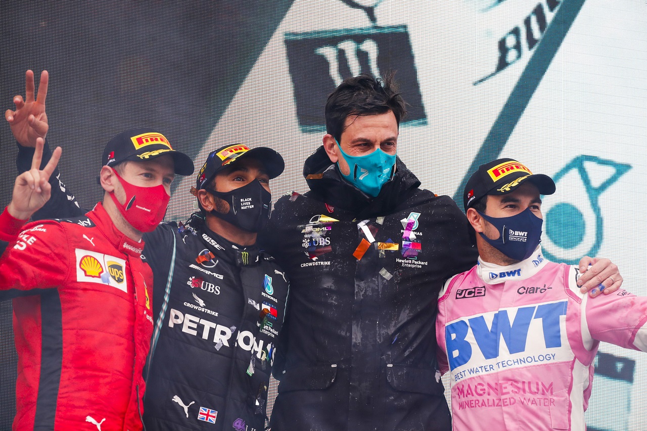 2020年F1トルコGP表彰台　トップ3のルイス・ハミルトン、セルジオ・ペレス、セバスチャン・ベッテル