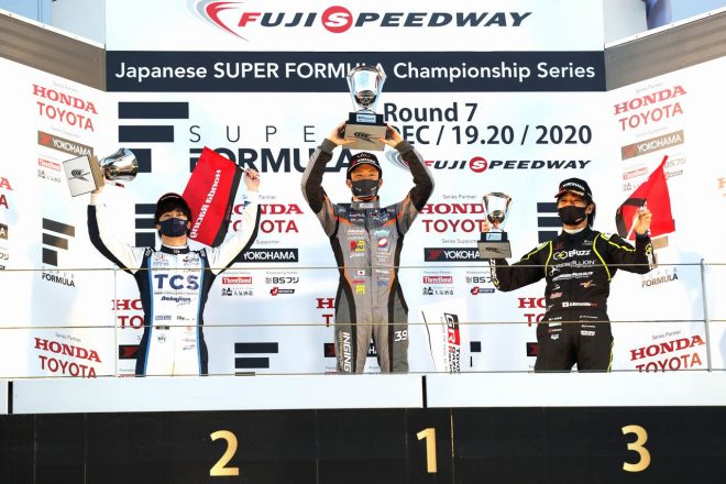 最終戦富士の表彰台に立った（左から）大湯都史樹、坪井翔、松下信治