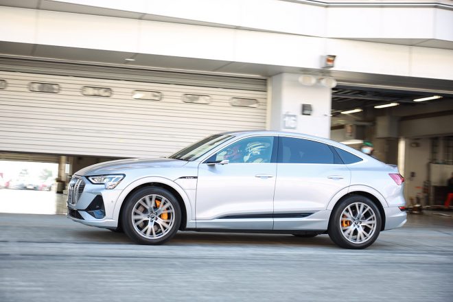 「シ〜〜ン」と近づいてくるAudi e-tron Sportback様。あまりにも静かに、堂々と走るお姿はアウディ王国のキングのようでした