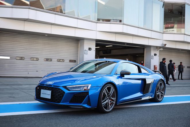 アウディが誇るスポーツカー、Audi R8 Coupe。コクピットもシート形状もスポーティ度が濃くて、テンションはこの日最高潮に！