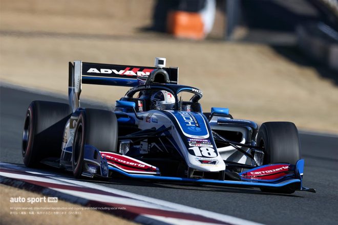 18号車をドライブする小林可夢偉（carrozzeria Team KCMG）