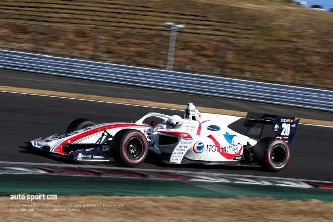 テストで白ヘルメットを被った平川亮（ITOCHU ENEX TEAM IMPUL）