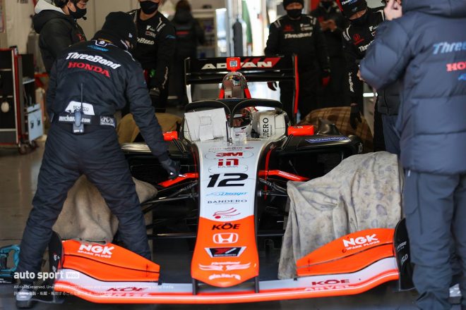 ブランケットでタイヤ周辺を保温するタチアナ・カルデロン（ThreeBond Drago CORSE）