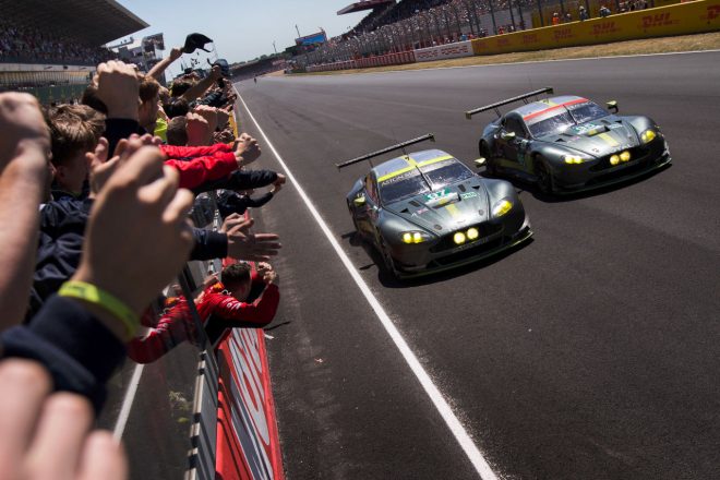 ランデブーでチェッカーを受けるアストンマーティン・バンテージGTE　コルベットとの死闘を制した2017年のル・マン24時間レース