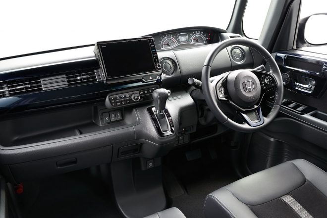 ホンダN-BOX Custom EX・ターボ（インテリア：コクピット）