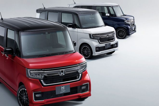 N-BOX Custom コーディネートスタイル（左：プレミアムクリスタルレッド・メタリック＆ブラック、中：プラチナホワイト・パール＆ブラック、右：ミッドナイトブルービーム・メタリック＆シルバー）