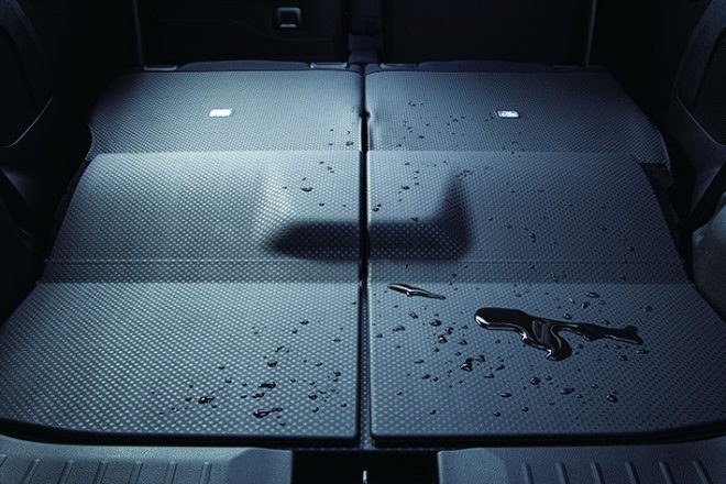 eKクロス スペース G Plus Edition 樹脂ラゲッジボード&PVC後席シートバック