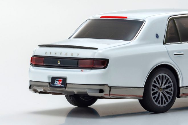 全体の造形だけでなくエンドのエッジ部分まで美しく表現されるスポイラー類