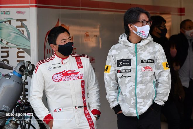 谷口信輝の走りを見守る安藝貴範代表と片岡龍也