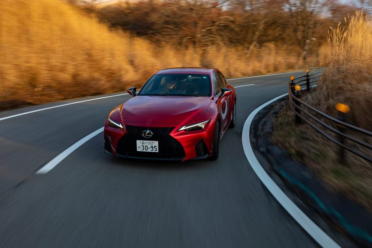 新車試乗 レクサス新型is登場 ボディサイズ変更とトヨタ新テストコースで鍛えた走りでfrスポーツを極める クルマ Autosport Web