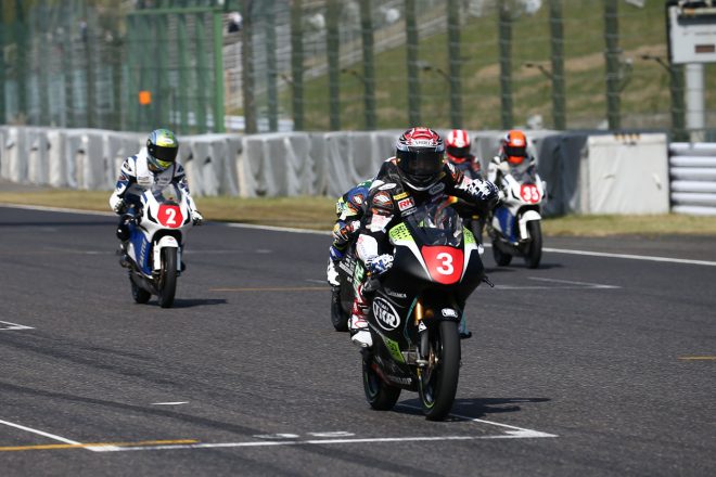 2020年全日本ロード最終戦鈴鹿 J-GP3：トップでチェッカーを受けた村瀬健琉（Team TKR）