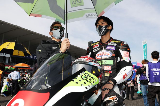 2020年全日本ロード最終戦鈴鹿 J-GP3：グリッドに着く村瀬健琉（Team TKR）と尾野弘樹