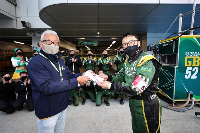 埼玉トヨペットGreen Braveの関口慎メカが代表して2020年後半戦のZFアワードを受けとった。