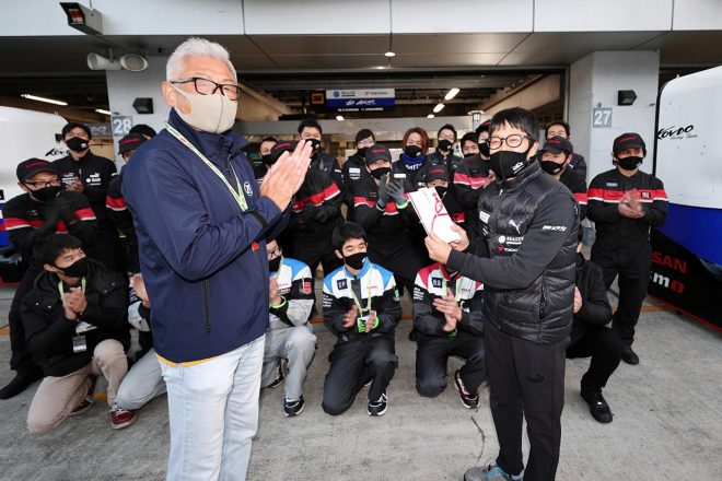 ZFアワードを受け取ったリアライズ 日産自動車大学校 GT-Rの河原和也チーフメカニック
