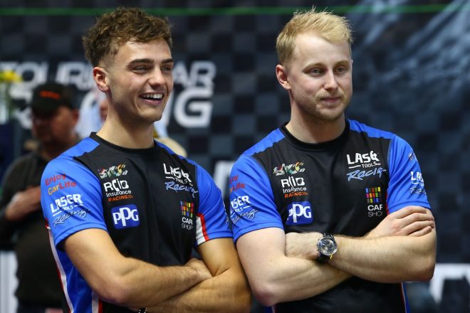 エイデン・モファット(左)とは2年目のタッグ。3台目のマシンとのデータ共有強化で、タイトル防衛を狙う