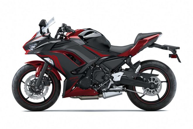 カワサキ・ニンジャ650（メタリックスパークブラック×メタリックインペリアルレッド）／左サイド