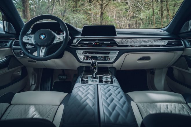 人間国宝である奥山峰石氏が丹精を込めて手がけた鍛金 象嵌細工を施した銀板トリムが採用された 人間国宝の技巧を融合した Bmw 7シリーズ ピュア メタル エディション 登場の画像 写真 3 Autosport Web