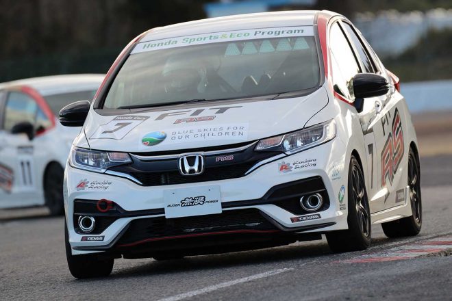 ホンダ・スポーツ＆エコ・プログラムで使用されるホンダ・フィットRSのレース仕様車