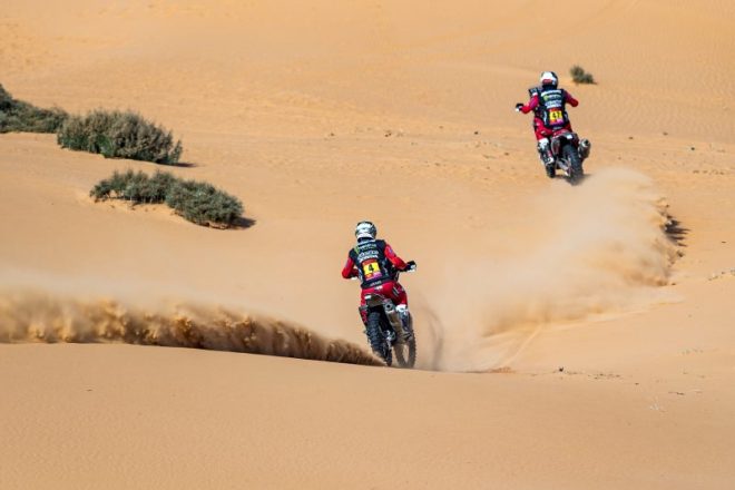 ケビン・ベナバイズ(ホンダCRF450ラリー:奥)とホセ・イグナシオ・コルネホ(ホンダCRF450ラリー:手前)