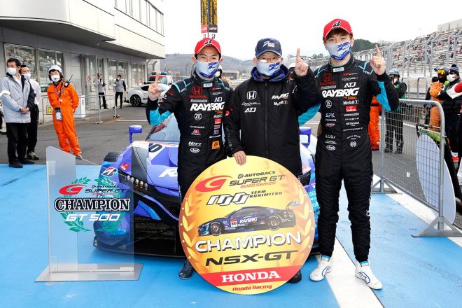2020年のスーパーGT王座を獲得したRAYBRIG NSX-GTの山本尚貴と牧野任祐、高橋国光総監督