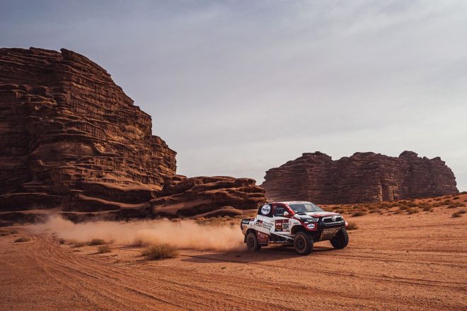 総合6番手につけるジニール・ドゥビリエ（トヨタ・ハイラックス）