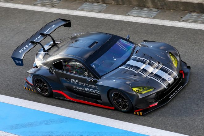 新たに公開されたスバルBRZ GT300 2021プロトタイプの画像。井口卓人らしきヘルメットが見える。