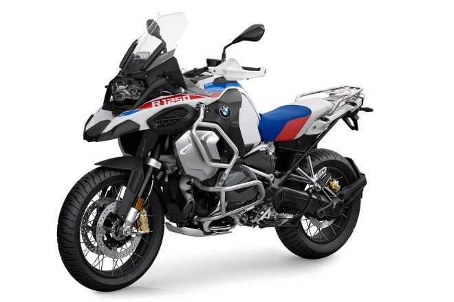 2021年モデルのBMW R1250GS Adventure（ライト・ホワイト／レーシング・ブルー・メタリック／レーシング・レッド）