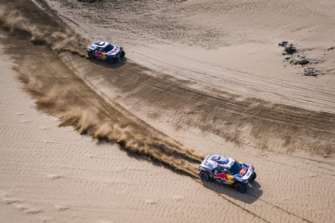 ステファン・ペテランセル（手前）とカルロス・サインツ（奥）がドライブするジョン・クーパー・ワークス・バギー