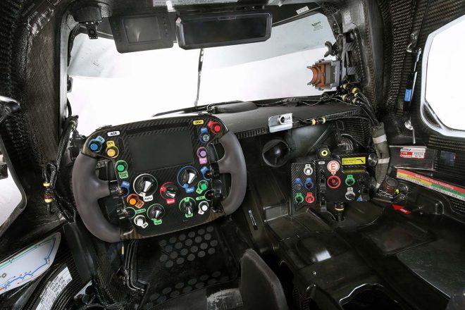 こちらは2020年までレースを戦ったTS050ハイブリッドのコクピット（写真は2019年）