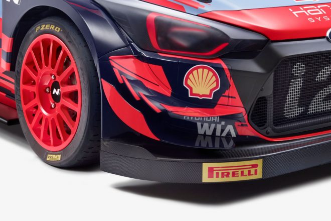 上段のカナード外側がルーバー状になっている