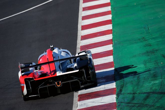 中低速コーナーからの立ち上がりはリヤのみの駆動となる