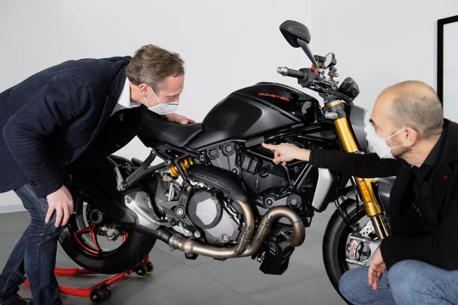 35万台目のドゥカティ モンスター1200S “Black on Black”を手にしたセバスチャン・フランソワ・イヴ・エルヴェ・デ・ローズ氏とクラウディオ・ドメニカリ