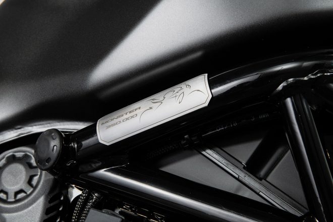 ドゥカティ モンスター1200S “Black on Black”／モンスターシリーズの記念すべき35万台目