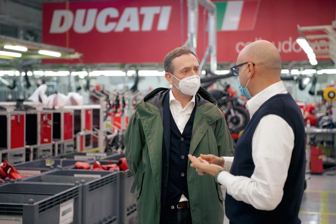 ドゥカティ製造ラインのディレクターに説明を受けるセバスチャン・フランソワ・イヴ・エルヴェ・デ・ローズ氏
