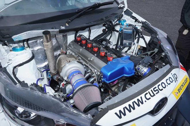 エンジンは直列6気筒2JZ型を縦置きに配置する。HKSキットにより3.4リッター化され、最高出力は1000ps級まで引き出されている