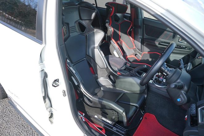 シートはレカロのバケットシートを用いるが、助手席側のシート表地をウルトラスエードに張り替えることで、サポート力の向上を狙っている