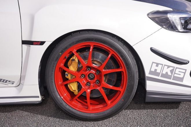 ホイールはTWSのT-66の18インチ鍛造、タイヤはYOKOHAMAのADVAN A052。モータースポーツを視野に入れたドライグリップ優先の組み合わせ