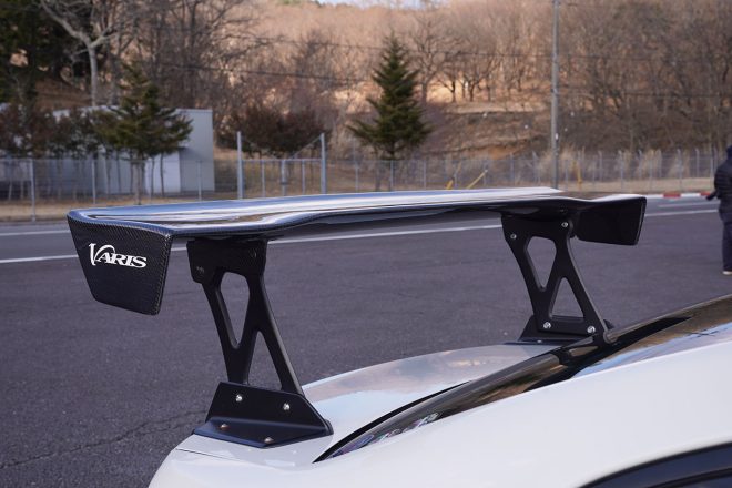 エアロはWRXに確かな経験を持つ老舗ブランド『VARIS』で組まれていた