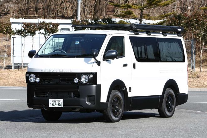 大型フロントグリルを用いることで、クラシックな丸目4灯フェイスを再現している