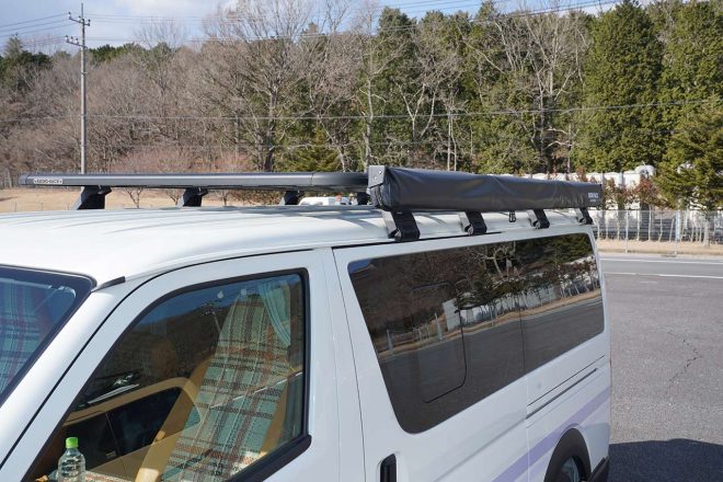 天井には平たいルーフデッキが配置。シンプルな機能的なデザインがハイエースに似合う