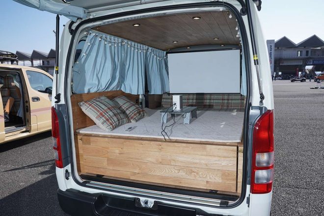 この状態はベットモードだが、専用テーブルを設置すればリビング空間も楽しめる