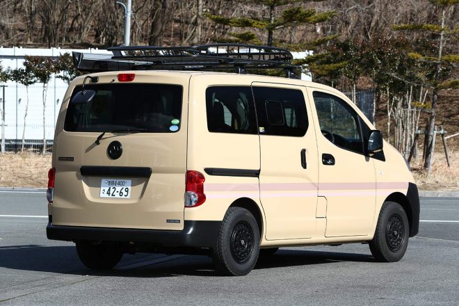 光が当たると明るく輝く、オリジナルカラー『コヨーテ』。純正品質さながらの美しさと耐久性を持