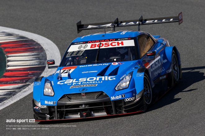 白いヘルメットの松下信治がドライブするTEAM IMPULの12号車GT-R