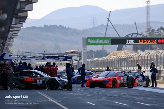 富士スピードウェイでスタートしたGT500の3メーカー合同テストの様子