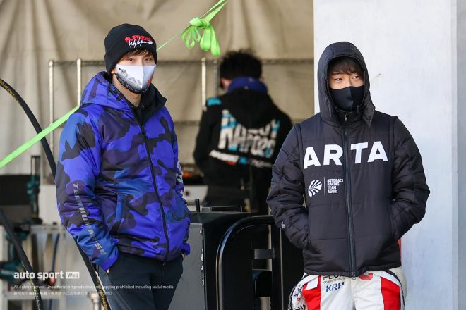 合同テストの様子を見る牧野任祐と福住仁嶺