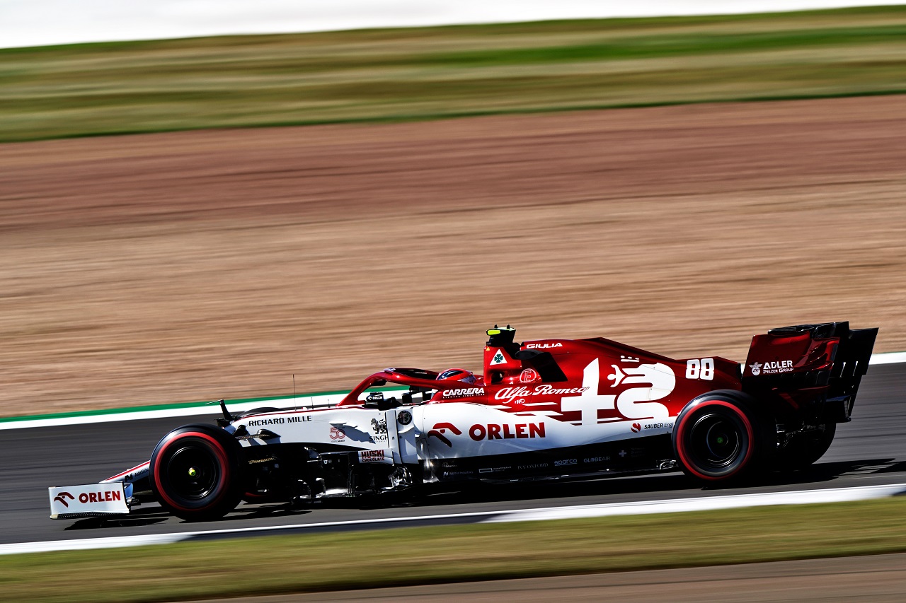 2020年F1 70周年記念GPのFP1で走行するロバート・クビサ（アルファロメオ）