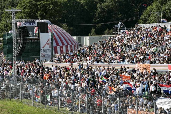 ブランズ・ハッチで開催されたシリーズの初戦には8万人にもおよぶ観客が詰めかけた。