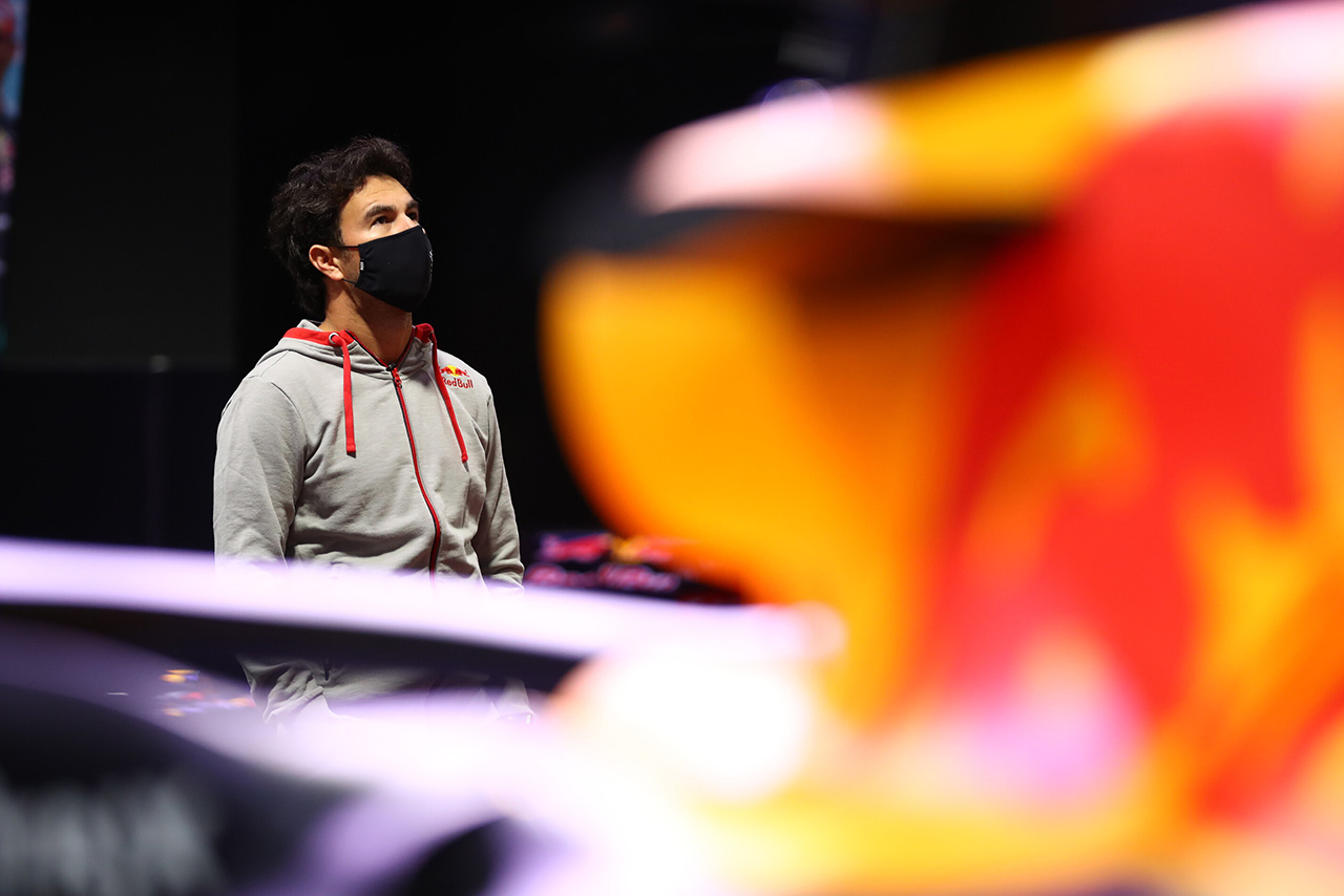 レッドブル・レーシングのファクトリーを訪れたセルジオ・ペレス